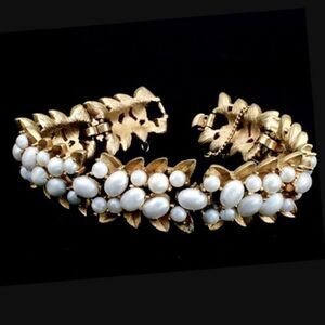 VtgCROWN TRAFARI  BAROQUE PEARL GOLDTONE BRACELET